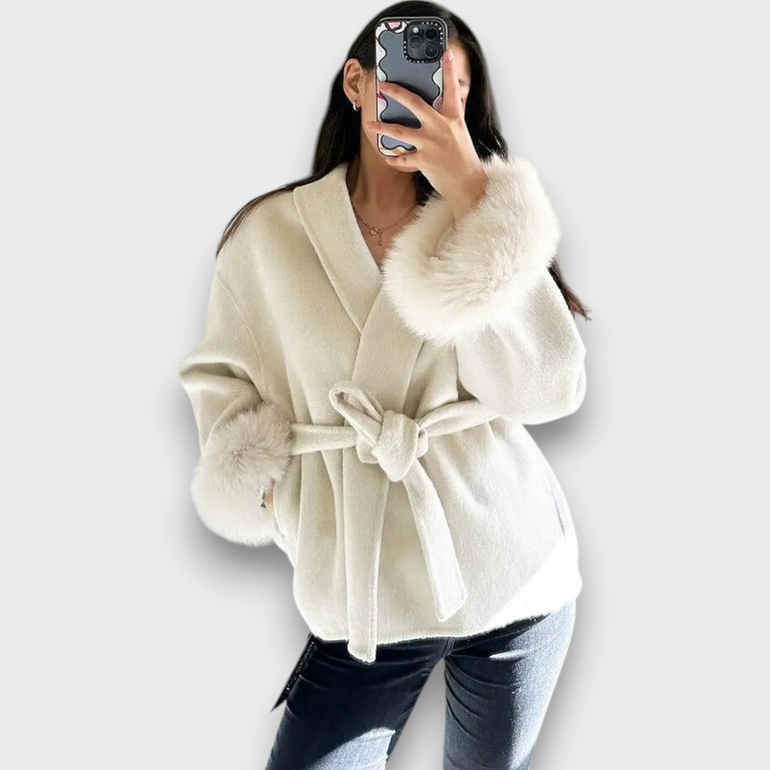 Irena – Płaszcz z futrzanymi mankietami